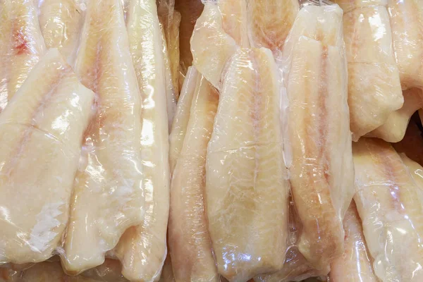 Замороженная Рыба Пластиковой Вакуумной Упаковке Товар Холодильнике Магазина Департамент Морепродуктов — стоковое фото