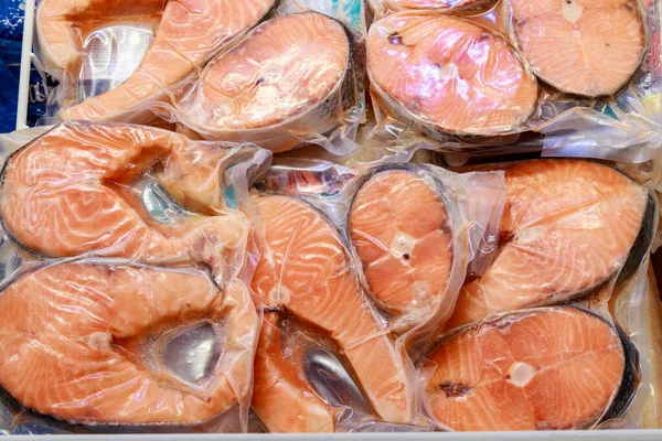 プラスチック製の真空包装で冷凍赤魚 冷蔵庫の冷凍庫の商品 クローズアップの背景 市場の水産部門 — ストック写真