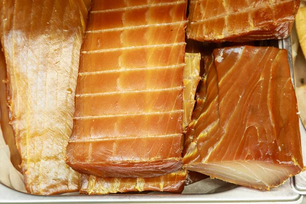 小売店の棚に魚の燻製 要旨選択的焦点を当てた料理の背景 — ストック写真