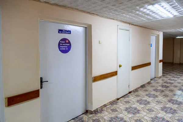 最初のCovid 19ワクチンセンターのドアの標識 ルーマニア語のテキスト 2021年3月2日 バルティ モルドバ イラスト編集 — ストック写真