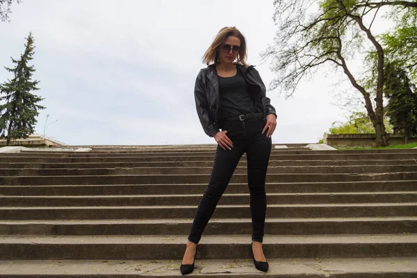 Portrait Cool Une Femme Tenue Noire Sur Les Marches Escalier — Photo