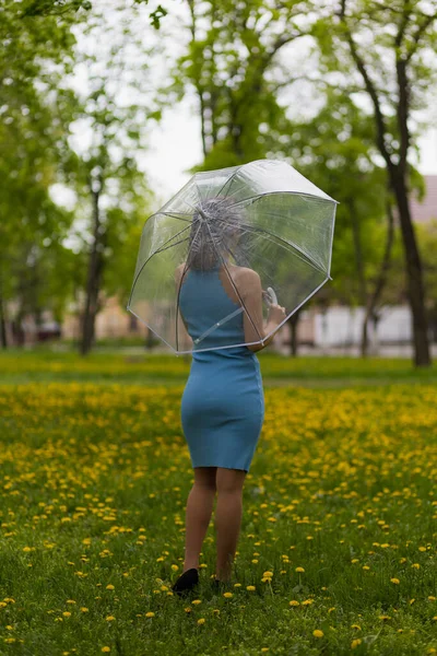 Giovane Donna Con Ombrello Trasparente Sfondo Sfocato Del Parco Cittadino — Foto Stock