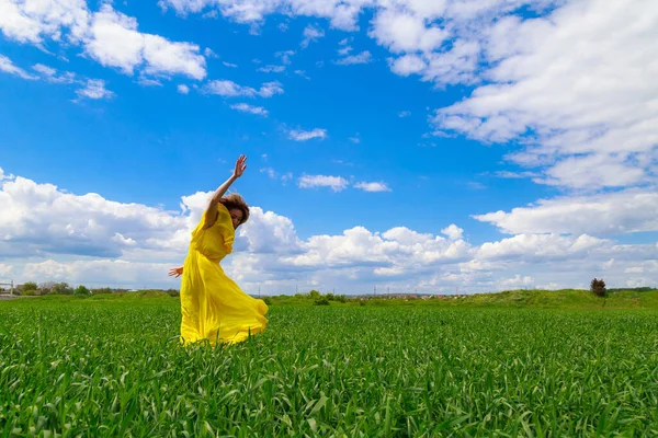 Mujer Joven Con Vestido Amarillo Aire Libre Campo Verde Concepto — Foto de Stock