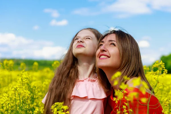 Mom Daughter Nature Outdoors Lifestyle Cheerful Lightning Yellow Color Blooming — Stock Photo, Image