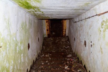 Gizli bir askeri sığınağın girişi. Terk edilmiş bomba sığınağı. Arkaplan
