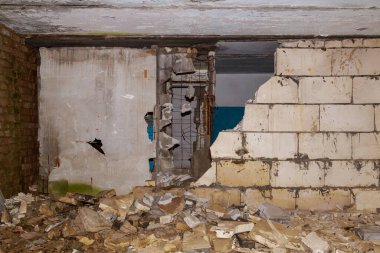 Soğuk Savaş sırasında harap olmuş ve terk edilmiş bir askeri kasaba. Ürkütücü bir yer, kıyamet sonrası geçmişi var. Harabeler ve yıkım