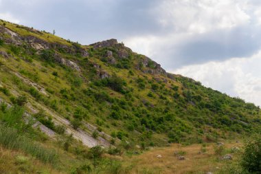Edinet Moldova Toltry. Dağlık kireçtaşı sırtı. Metin veya harfler için kopya alanı olan Doğu Avrupa arka planı. Tepe alanı.
