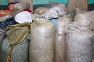 Geri dönüşüm için plastik ve polietilen ayırdım. Fabrika çöp deposunun arka planı. Çevre ekolojisi kavramı.