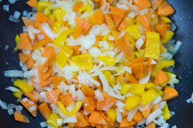 Tavada sebze kızartmak. Metin için kopyalama alanı olan soyut mutfak arkaplanı.