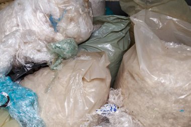Geri dönüşüm için plastik ve polietilen ayırdım. Fabrika çöp deposunun arka planı. Çevre ekolojisi kavramı.