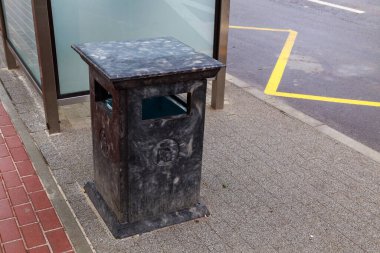 Şehir ortamında çöp toplamak için çöp tenekeleri. Metin veya yazı için kopyalama alanı olan arkaplan