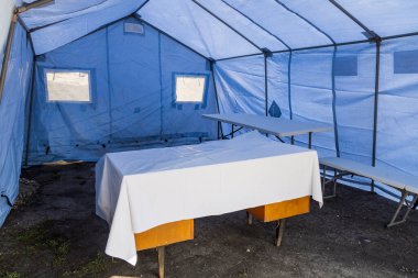 Nüfusun hızlı COVID-19 testi ve aşısı için tıbbi bir çadırın içinde. Arkaplan