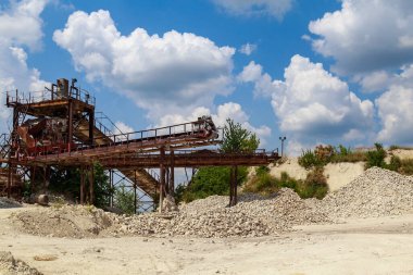 Endüstriyel ölçekte kireçtaşı üretimi için eski bir taş ocağı. Doğal taş. Metin için kopyalama alanı olan arkaplan