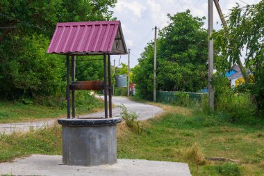 İçme suyu olan eski bir kuyu. Metin veya yazıtlar için kopyalama alanı olan arkaplan.