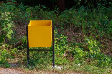 Şehir ortamında çöp toplamak için çöp tenekeleri. Metin veya yazı için kopyalama alanı olan arkaplan