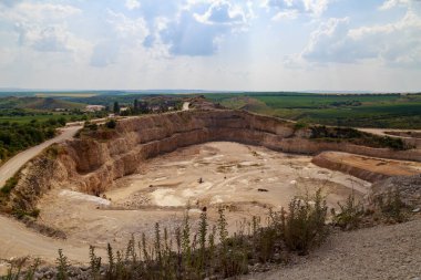 Taşın çıkarılması için devasa bir taş ocağı işletiliyor. Doğal kireç taşı. Metin için kopyalama alanı olan arkaplan