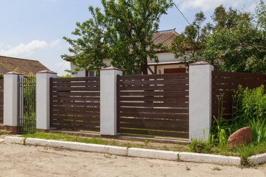 Bir kır evinin çitleri. Metin veya yazıtlar için kopyalama alanı olan arkaplan.