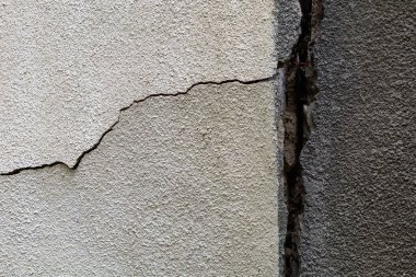 Duvarda çatlak var. Sert desenli yüzey. Tasarımınız için boş bir arkaplan veya grafik kaynağı.
