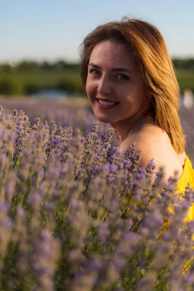 Retrato Mulher Campo Lavanda Foco Seletivo Fundo Embaçado Tonificado — Fotografia de Stock