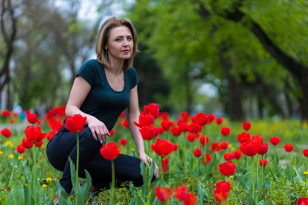 Lalelerin Çiçek Açtığı Sırada Bir Şehir Parkında Genç Bir Kadın — Stok fotoğraf