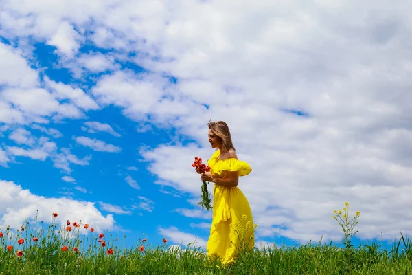 Pretty Young Woman Yellow Dress Collects Poppies Nature Concept Unity — Stock Photo, Image