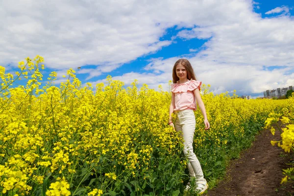 Happy Teenager Outdoors Girl Nature Lifestyle Cheerful Lightning Yellow Color — Stock Photo, Image