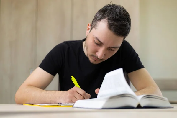 Молодий Студент Чоловічої Статі Процесі Навчання Ручкою Абстрактною — стокове фото