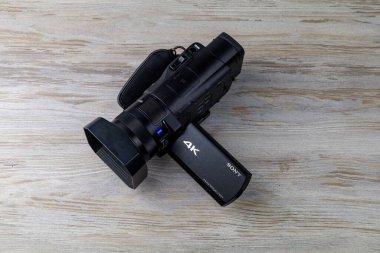 Masanın üzerinde el kamerası ya da el kamerası var. Alet operatörü ya da gazeteci. Metin için kopyalama alanı olan arkaplan. İllüstrasyon başyazısı. 3 Eylül 2021 Balti Moldova.