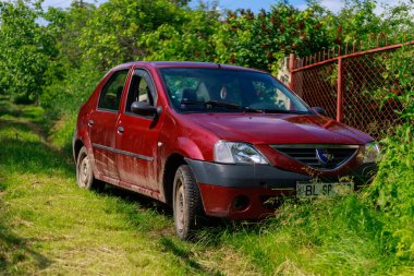Araba taşıma aracı. Metin veya yazıtlar için kopyalama alanı olan bir arkaplan. İllüstrasyon başyazısı. 8 Haziran 2021 Balti Moldova.