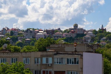 Şehrin genel manzarası. İllüstrasyon başyazısı. 12 Haziran 2021 Soroca Moldova. Kopyalama alanı olan arkaplan