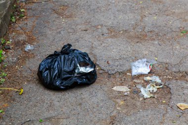 Doğada bırakılan çöpler. İllüstrasyon başyazısı. 13 Mayıs 2021 Balti Moldova. Metin için kopyalama alanı olan arkaplan