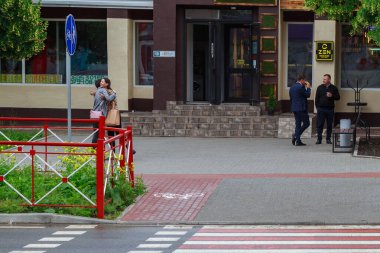 İnsanlarla kentsel çevre geçmişi. 14 Haziran 2021 Balti Moldova. İllüstrasyon Editörü