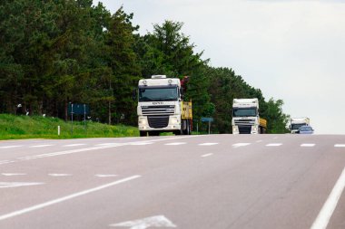 Kamyonlar kargo taşıyor. Metin veya yazıtlar için kopyalama alanı olan bir arkaplan. İllüstrasyon başyazısı. 25 Mayıs 2021 Balti Moldova.