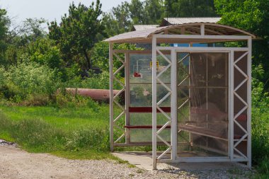 Toplu taşıma durağı. İllüstrasyon başyazısı. 22 Haziran 2021 Biruintsa Moldova. Metin için kopyalama alanı olan arkaplan.