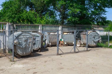 Şehir çöp tenekeleri. İllüstrasyon başyazısı. 22 Haziran 2021 Biruintsa Moldova. Metin için kopyalama alanı olan arkaplan.