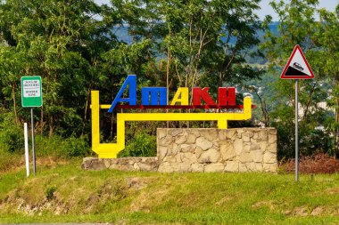 Sütun, şehrin girişinin bir göstergesi. İllüstrasyon başyazısı. 28 Haziran 2021 Otaci Moldova. Arkaplan