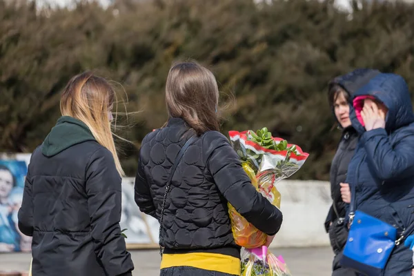 Folk Marknaden Köper Blommor Mars 2021 Balti Moldavien Illustrativ Ledare — Stockfoto