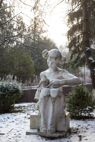 Enero 2021 Balti Beltsy Moldavia Monumento Una Niña Con Palomas — Foto de Stock