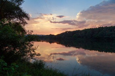 Nehirde gün batımı ya da gün doğumu. Metin veya harf için kopyalama alanı olan doğa arkaplanı.