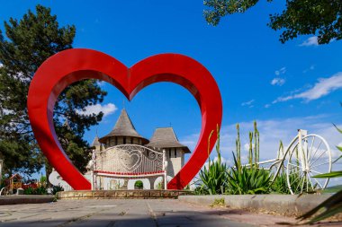 Turistlerin başlıca ilgi odağı Soroca kenti ve Moldova ülkesidir. 15. yüzyıl kalesi Stefan cel Mare tarafından inşa edildi. Moldova 'ya Hoşgeldiniz