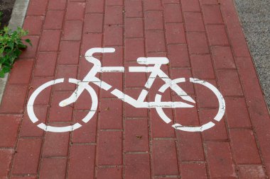 Bisiklet yolu yaya uyarı işareti. Kaldırım işaretleri. Şehir çevresindeki yaya bölgesinde bisikletçiler için ayrılmış bir şerit var. Kopyalama alanı olan arkaplan