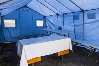 Nüfusun hızlı COVID-19 testi ve aşısı için tıbbi bir çadırın içinde. Arkaplan