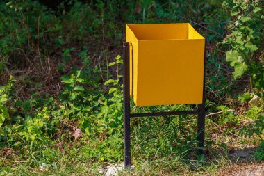 Şehir ortamında çöp toplamak için çöp tenekeleri. Metin veya yazı için kopyalama alanı olan arkaplan