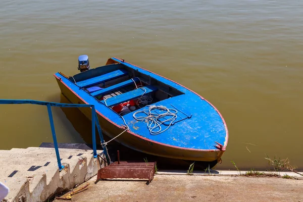 Viejo Barco Pesquero Está Amarrado Terraplén Hormigón Del Río Fondo —  Fotos de Stock