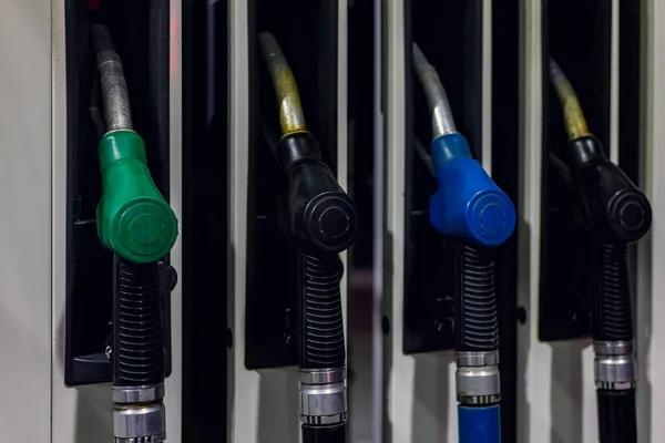 Yakındaki Bir Benzin Istasyonunda Çok Renkli Pompalı Hortumlar Yakıt Ikmali — Stok fotoğraf