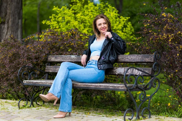 Retrato Uma Jovem Mulher Feliz Mais Trinta Anos Tendo Descanso — Fotografia de Stock