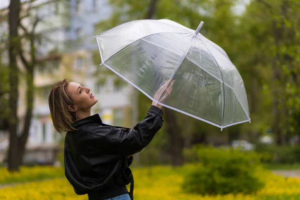 Giovane Donna Con Ombrello Trasparente Sfondo Sfocato Del Parco Cittadino — Foto Stock