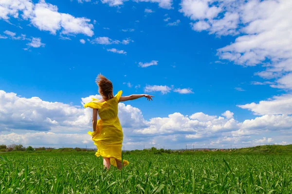 Mujer Joven Con Vestido Amarillo Aire Libre Campo Verde Caminatas — Foto de Stock