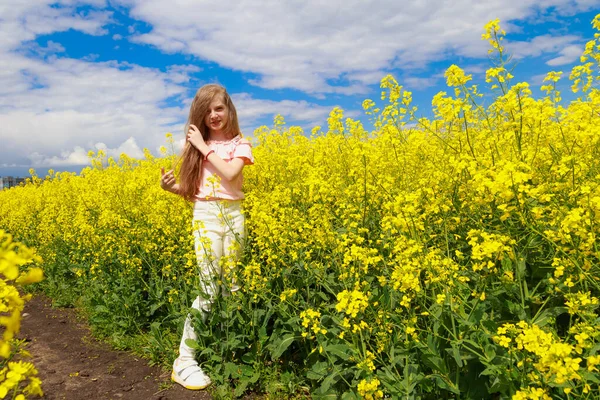 Šťastný Teenager Venku Dívka Přírodě Životní Styl Veselý Blesk Žlutá — Stock fotografie