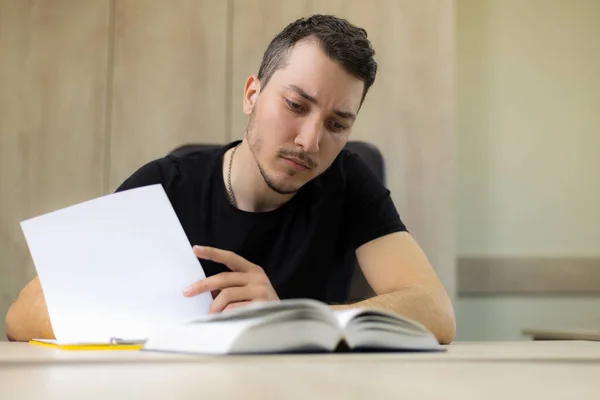 Joven Estudiante Masculino Proceso Aprendizaje Con Una Pluma Resumen — Foto de Stock